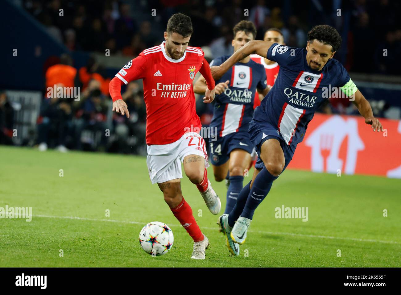 Paris, Frankreich. 11. Oktober 2022. Marquinhos (R) von Paris Saint-Germain steht mit Rafa Silva aus Benfica während des UEFA Champions League-Fußballspiels der Gruppe H zwischen Paris Saint-Germain und SL Benfica im Parc des Princes in Paris, Frankreich, am 11. Oktober 2022. Kredit: Rit Heize/Xinhua/Alamy Live Nachrichten Stockfoto