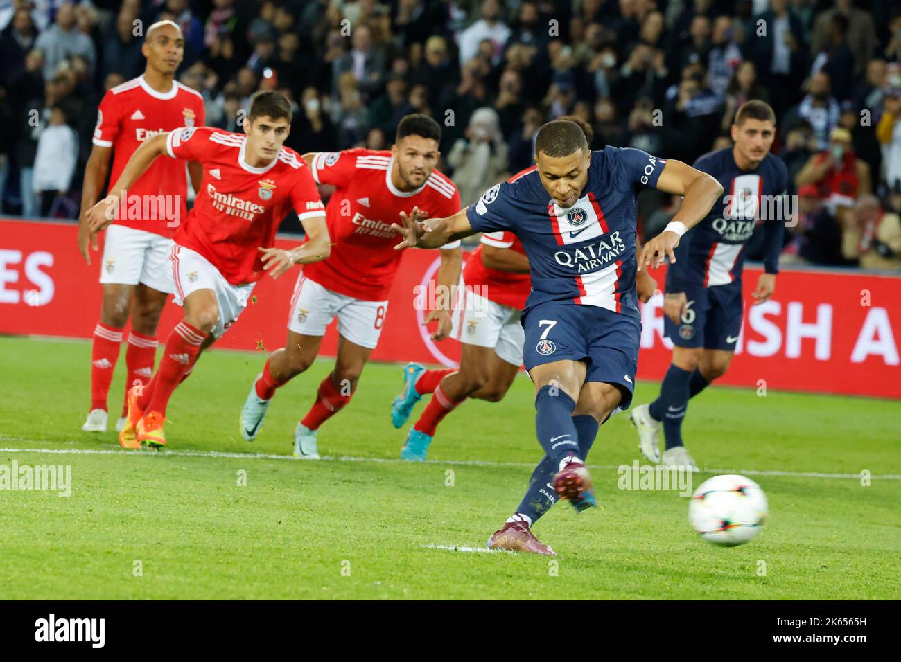 Paris, Frankreich. 11. Oktober 2022. Kylian Mbappe (vorne) von Paris Saint-Germain schlägt beim UEFA Champions League-Fußballspiel der Gruppe H zwischen Paris Saint-Germain und SL Benfica am 11. Oktober 2022 im Parc des Princes in Paris, Frankreich, eine Strafe ab. Kredit: Rit Heize/Xinhua/Alamy Live Nachrichten Stockfoto