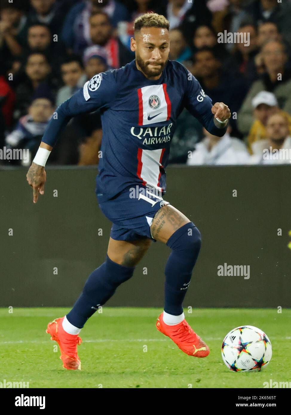 Paris, Frankreich. 11. Oktober 2022. Neymar von Paris Saint-Germain tritt beim UEFA Champions League-Fußballspiel der Gruppe H zwischen Paris Saint-Germain und SL Benfica am 11. Oktober 2022 im Parc des Princes in Paris, Frankreich, an. Kredit: Rit Heize/Xinhua/Alamy Live Nachrichten Stockfoto