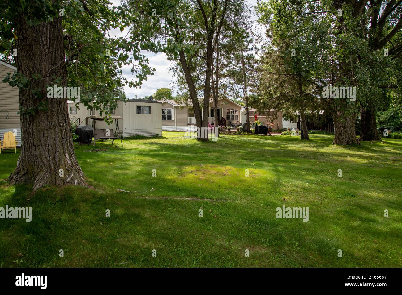 Vadnais Heights, Minnesota. 5 Sterne Mobile Estates.. Wunderschöner Blick auf den Mobilhome Park, der sich in einem Baumhain befindet. Stockfoto