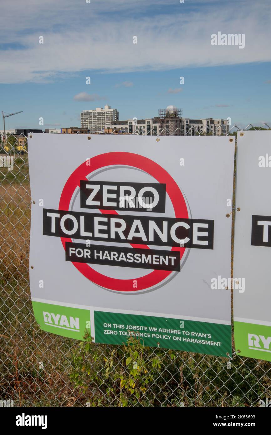 St. Paul, Minnesota. Null Toleranz Belästigung Schild auf der Baustelle. Stockfoto