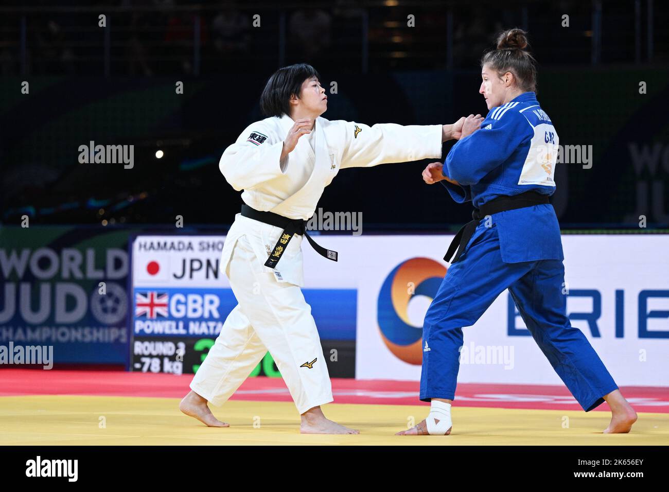 Taschkent, Usbekistan. Kredit: MATSUO. 11. Oktober 2022. (L-R) Shori Hamada (JPN), Natalie Powell (GBR) Judo : World Judo Championships Tashkent 2022 Frauen-78kg 3.-Runde in der Humo Arena in Tashkent, Usbekistan. Kredit: MATSUO .K/AFLO SPORT/Alamy Live Nachrichten Stockfoto