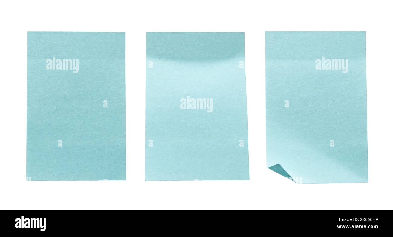 Blaue Haftnotizen unter alten und neuen Bedingungen mit Beschneidungspfad. Die Menschen nutzen diese kleinen Papierstücke als Erinnerung oder Raum für neue kreative Ideen. Stockfoto