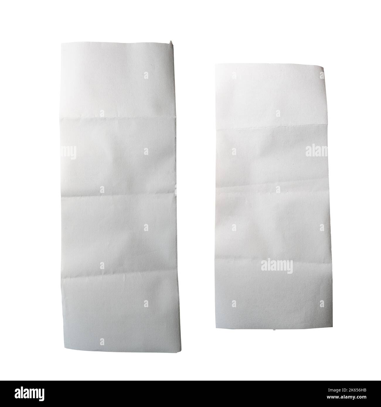 Gefaltete leere weiße Belegpapiere auf weißem Hintergrund mit Beschneidungspfad Stockfoto