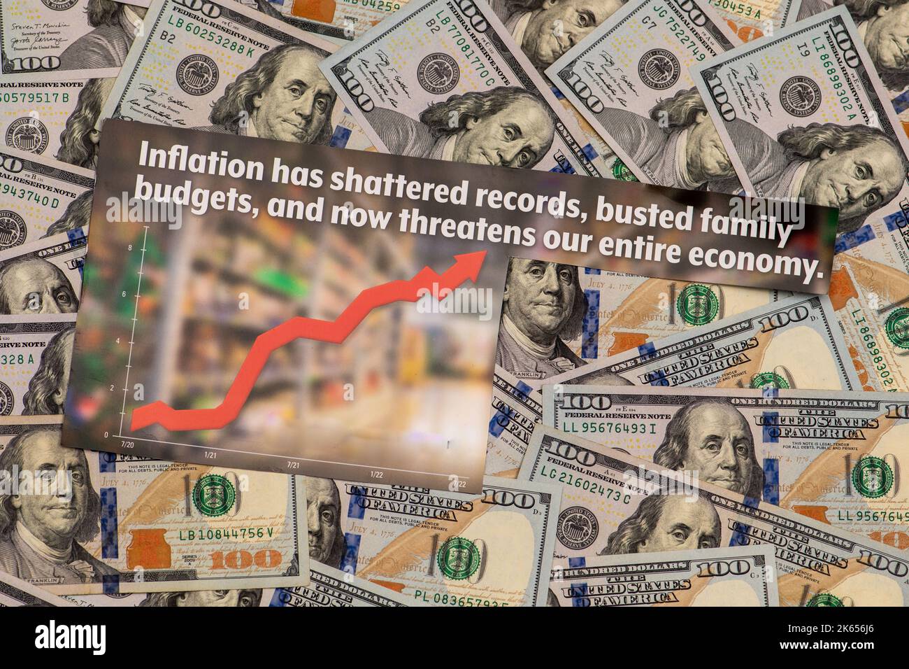 Stillleben der Inflation mit Geld und steigenden Pfeil auf der Karte. Stockfoto