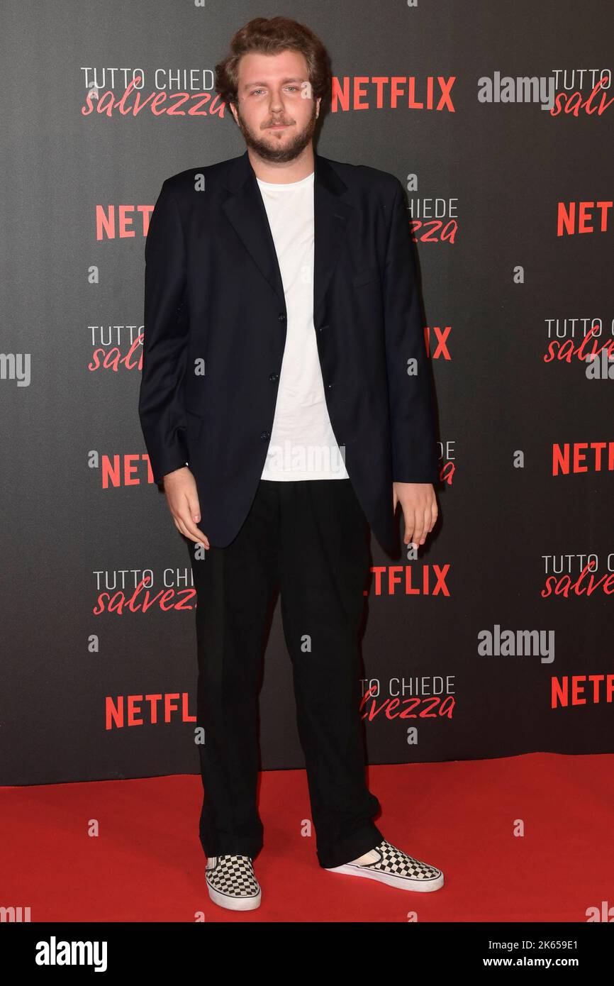 Rom, Italien. 11. Oktober 2022. Gabriele Berti besucht den roten Teppich der Netflix-Serie 'Tutto chiede salvezza' im Space Cinema Moderno. (Foto: Mario Cartelli/SOPA Images/Sipa USA) Quelle: SIPA USA/Alamy Live News Stockfoto