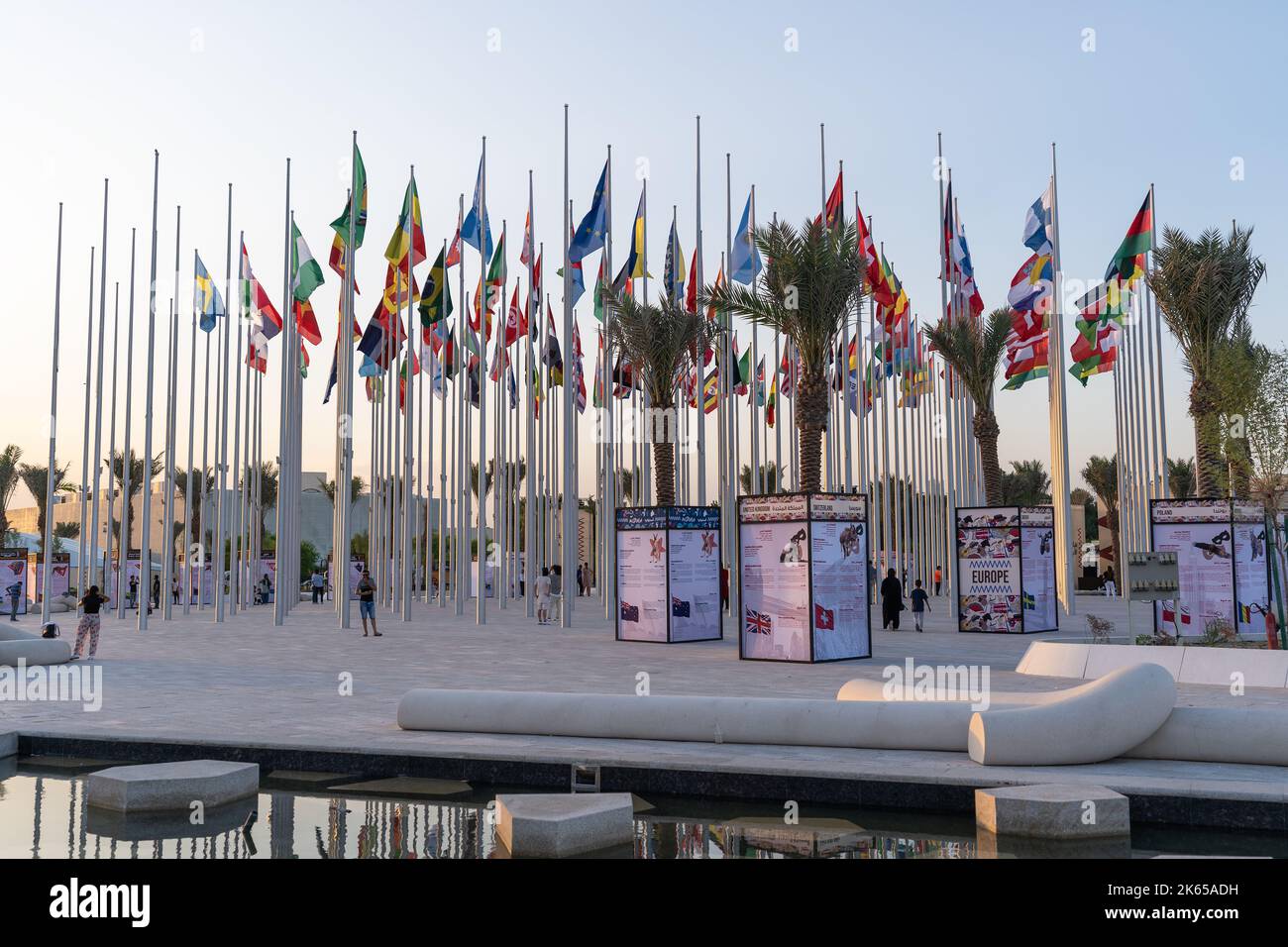 Die Flag Plaza zeigt 119 Flaggen aus Ländern mit zugelassenen diplomatischen Missionen, darunter Flaggen der Europäischen Union, der Vereinten Nationen und des GCC. Stockfoto