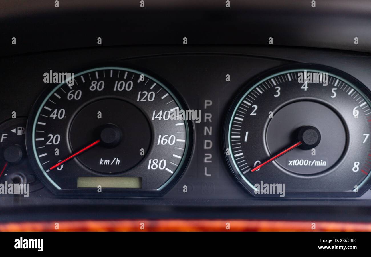 Tachometer eines Autos mit Drehzahl- und km-Meter Stockfoto