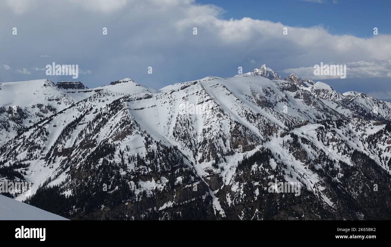 Schneebedeckte Bergkette aus der Ferne in Grand Tetons Stockfoto