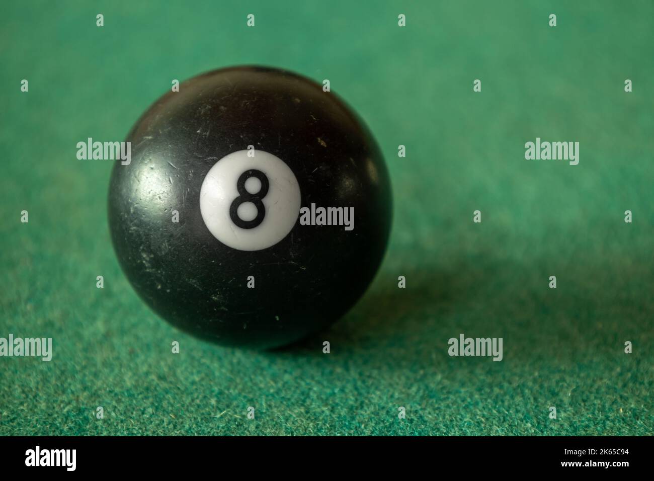 Tisch Pool Spiel mit nummerierten Kugeln. Bar oder Taverne. Freier Speicherplatz zum Schreiben. Stockfoto