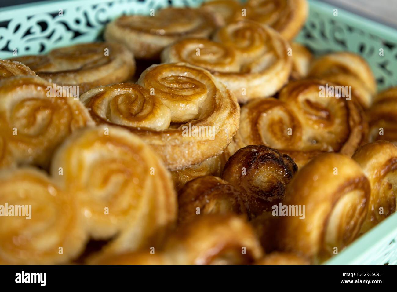 Mehl-basierte Lebensmittel mit gebackenem Zucker. Kekse mit Fett zum Frühstück oder Snacks genannt Palmeritas. Stockfoto