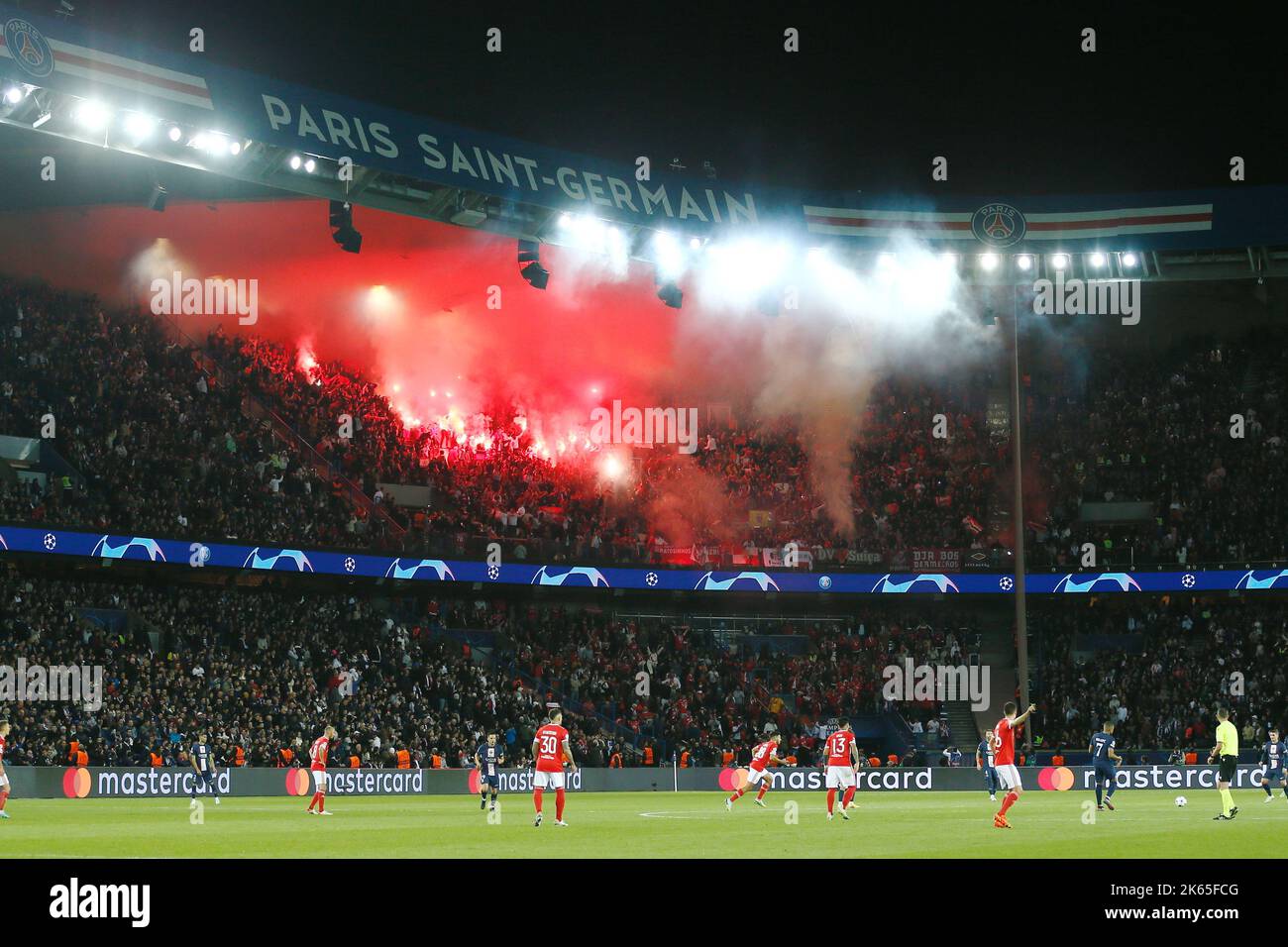 Paris, Frankreich. 11. Oktober 2022. Benfica-Fans Fußball/Fußball : Allgemeine Ansicht der Benfica-Fans feiern nach Joao Marios Tor während der UEFA Champions League Gruppenphase Matchday 4 Gruppe-H-Spiel zwischen Paris Saint-Germain 1-1 SL benfica im Parc des Princes in Paris, Frankreich . Quelle: Mutsu Kawamori/AFLO/Alamy Live News Stockfoto