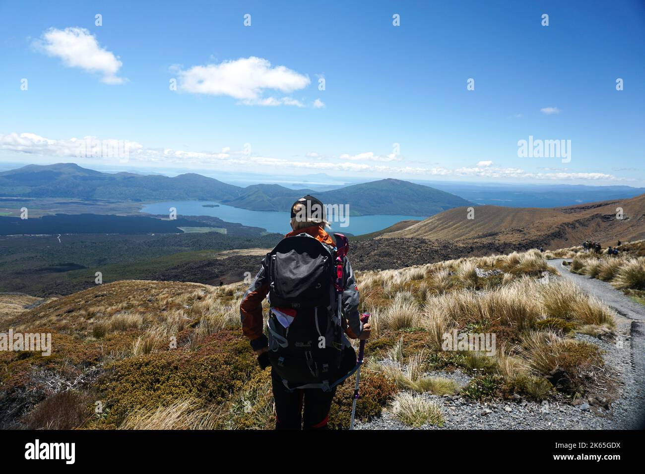 Woman Trekking am Tongariro Alpine Crossing in Neuseeland. Stockfoto