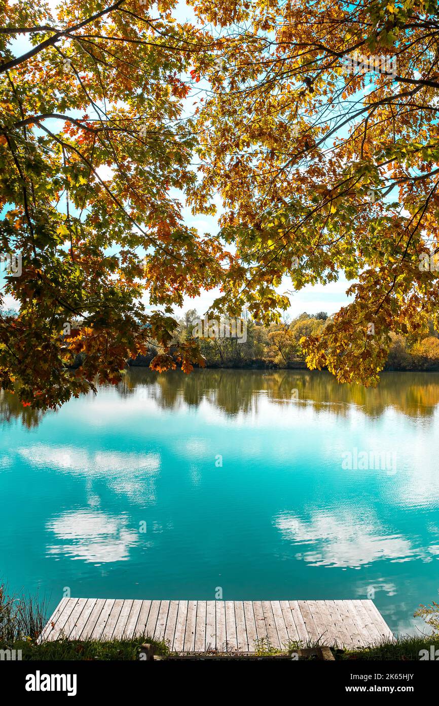 Der Herbstsee. Haben diesen schönen Ort auf einem schönen Herbstspaziergang im südlichen burgenland gefunden. Stockfoto