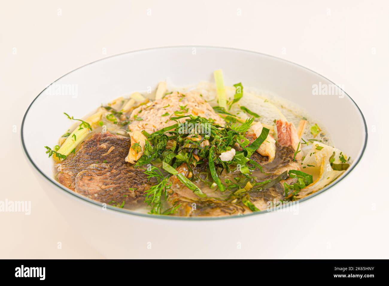 Bun Ca ro dong, vietnamesische Reisnudeln und anabas-Fischsuppe, vietnamesisches Essen isoliert auf weißem Hintergrund, Nahaufnahme Stockfoto
