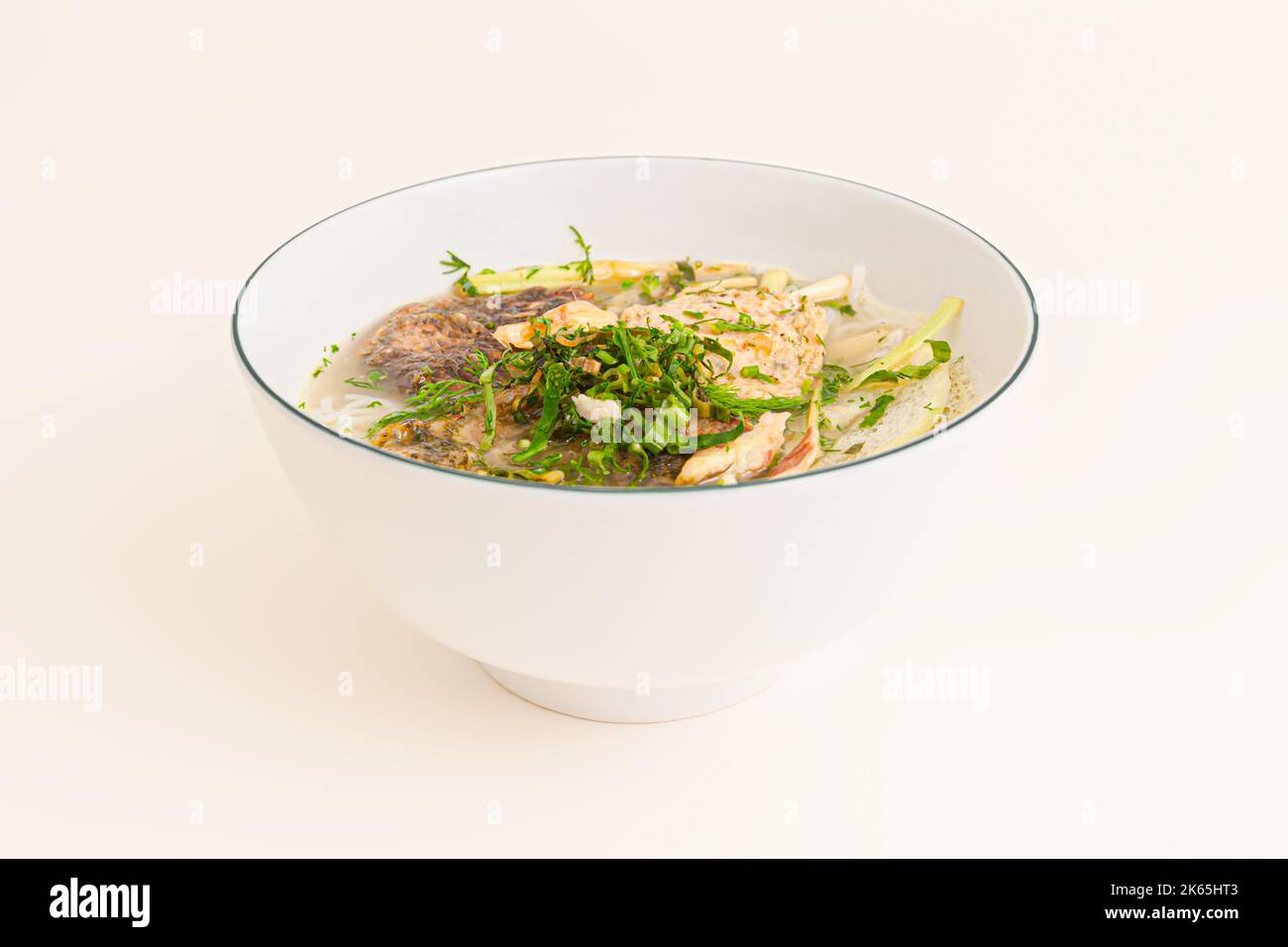 Bun Ca ro dong, vietnamesische Reisnudeln und anabas-Fischsuppe, vietnamesisches Essen isoliert auf weißem Hintergrund, perspektivische Ansicht Stockfoto