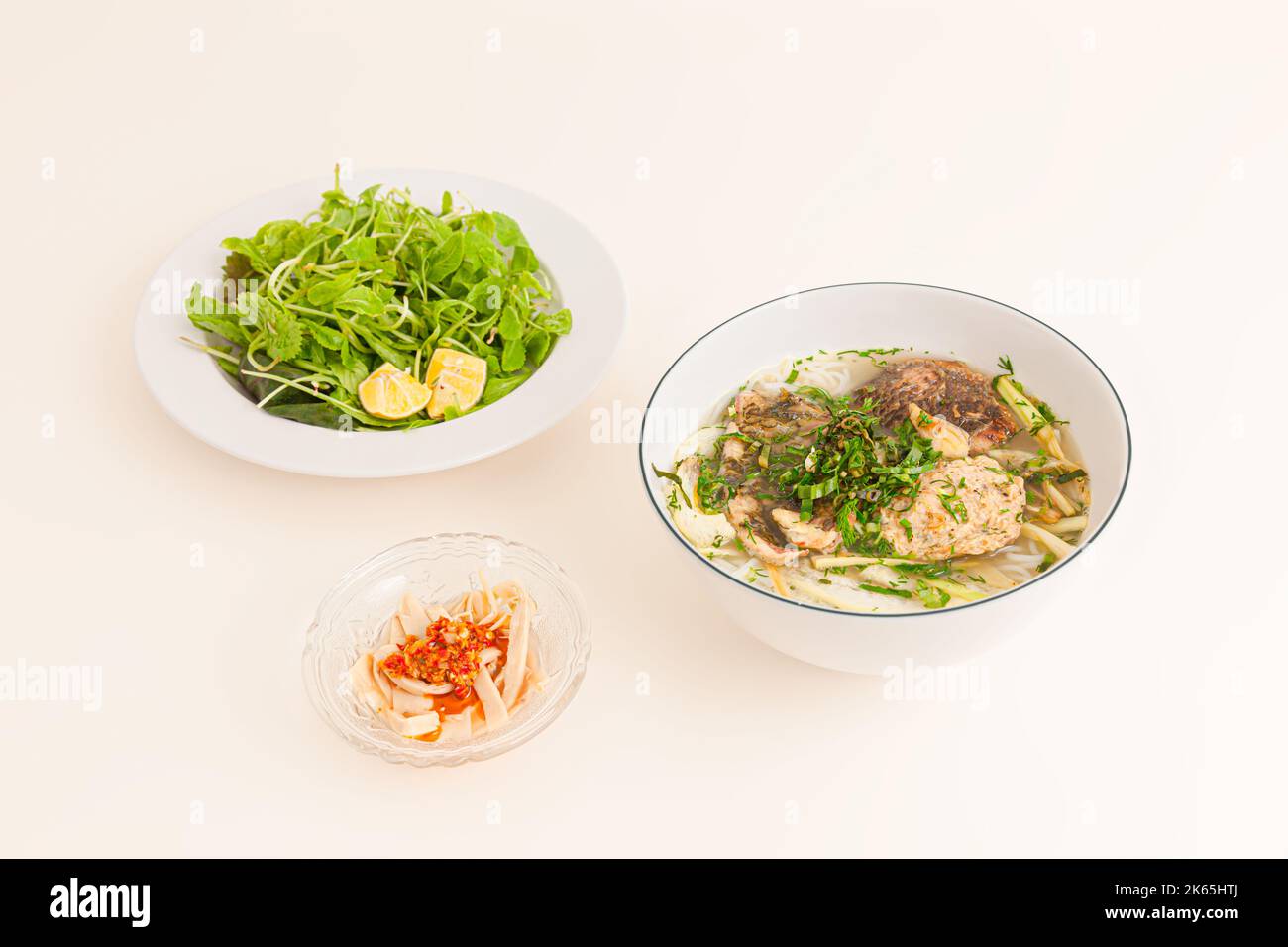 Bun Ca ro dong, vietnamesische Reisnudeln und anabas-Fischsuppe, vietnamesisches Essen isoliert auf weißem Hintergrund, perspektivische Ansicht Stockfoto