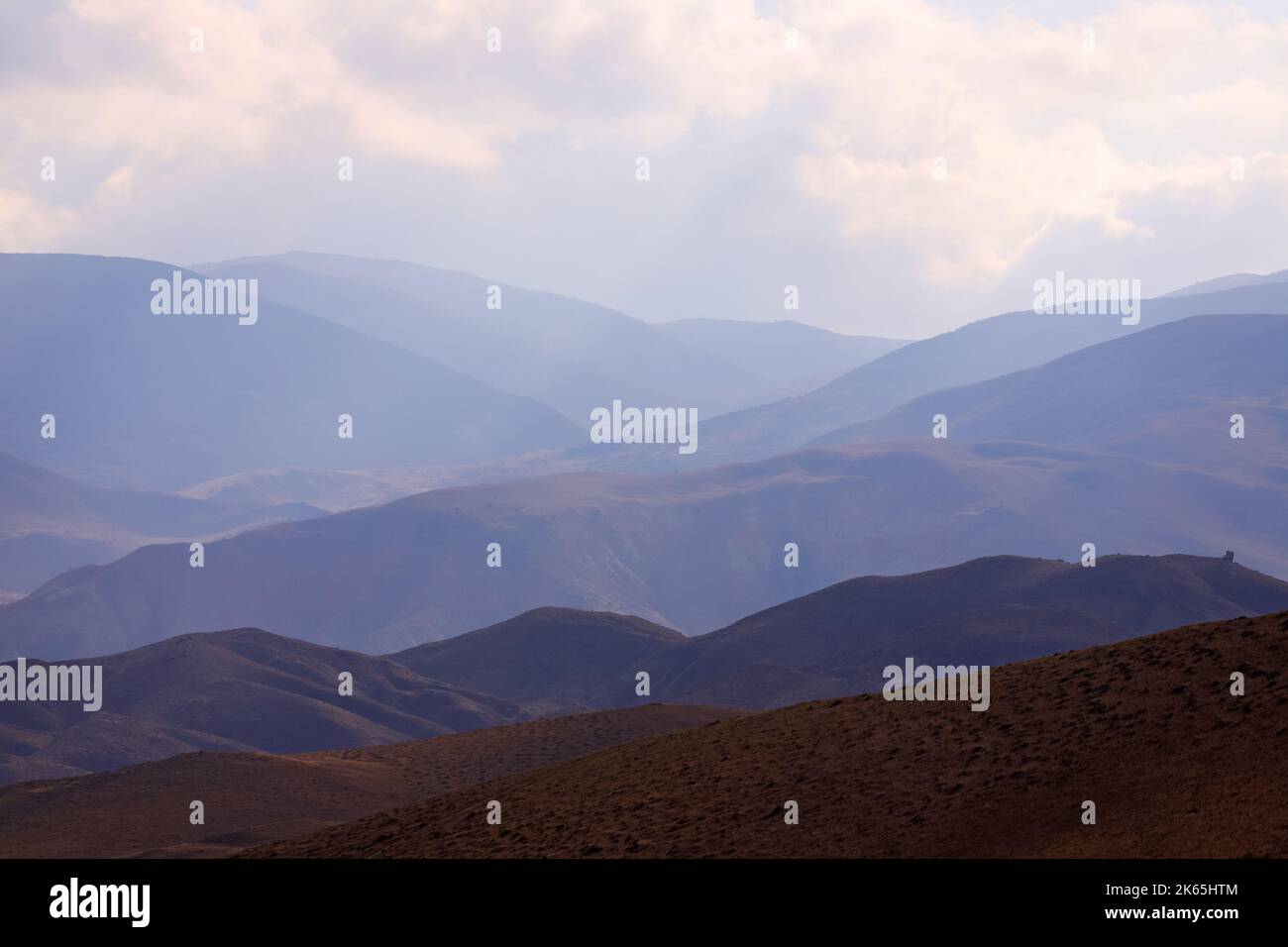 Wunderschöne Bergketten stehen hinter einander. Stockfoto