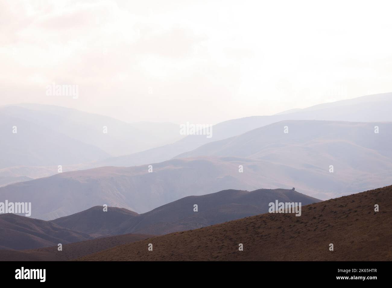 Wunderschöne Bergketten stehen hinter einander. Stockfoto