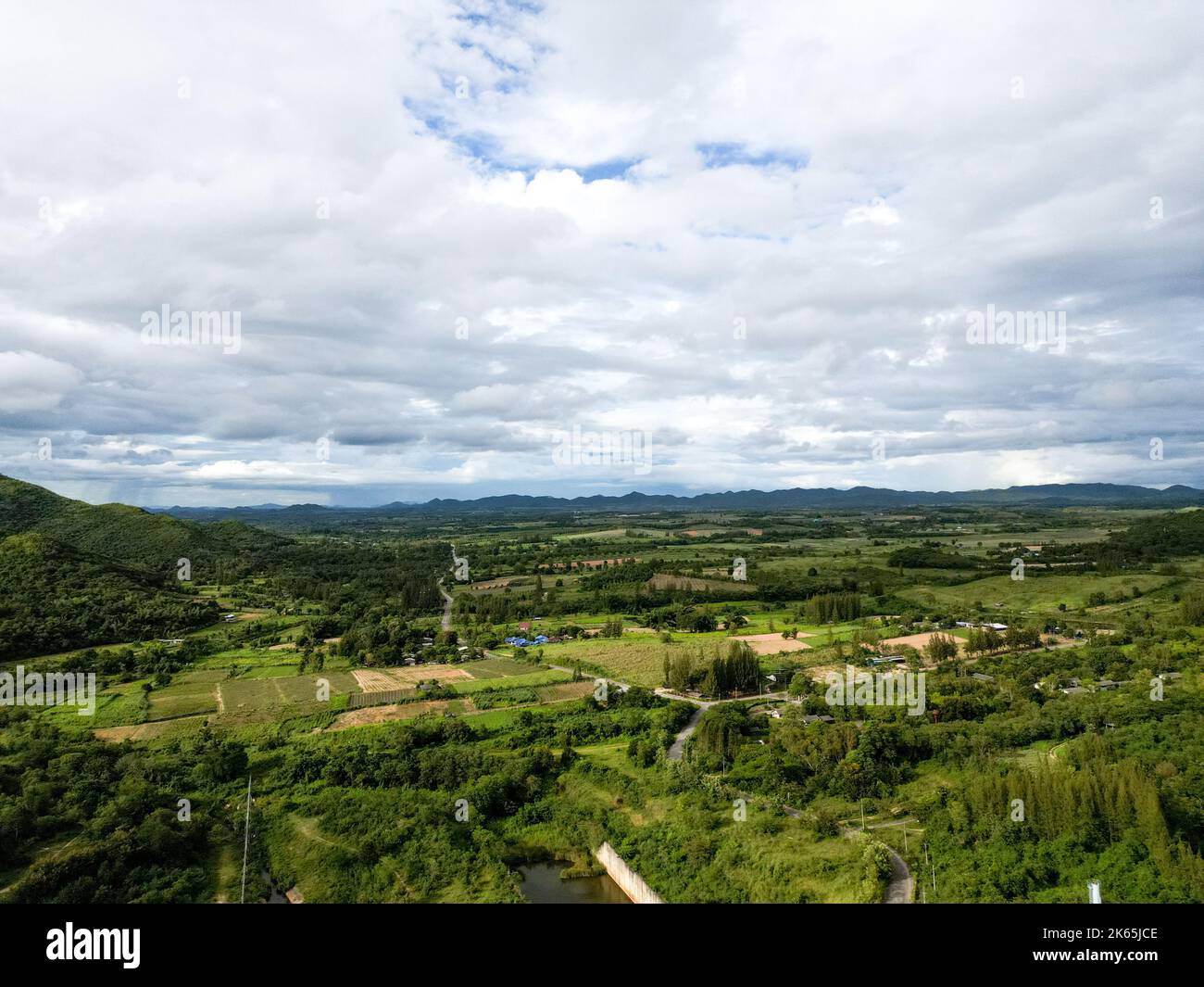 Blick auf die Berge und den Fluss. Umgebungskonzept. Grünes Innovationskonzept. Stockfoto