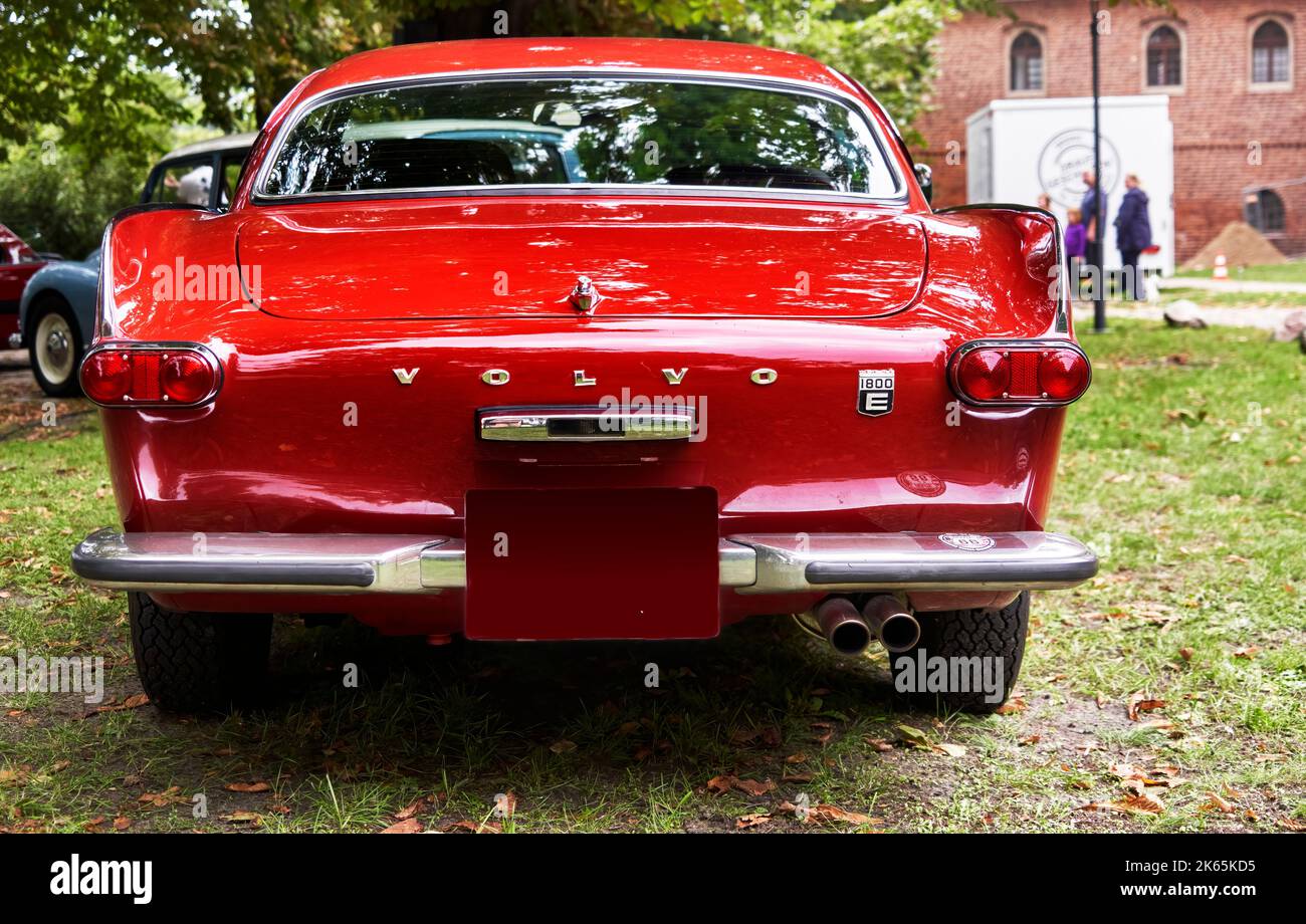 Volvo 1800 E, Rückansicht des schwedischen Klassikers in roter Lackierung, Lehnin, Deutschland, 11. September 2022. Stockfoto