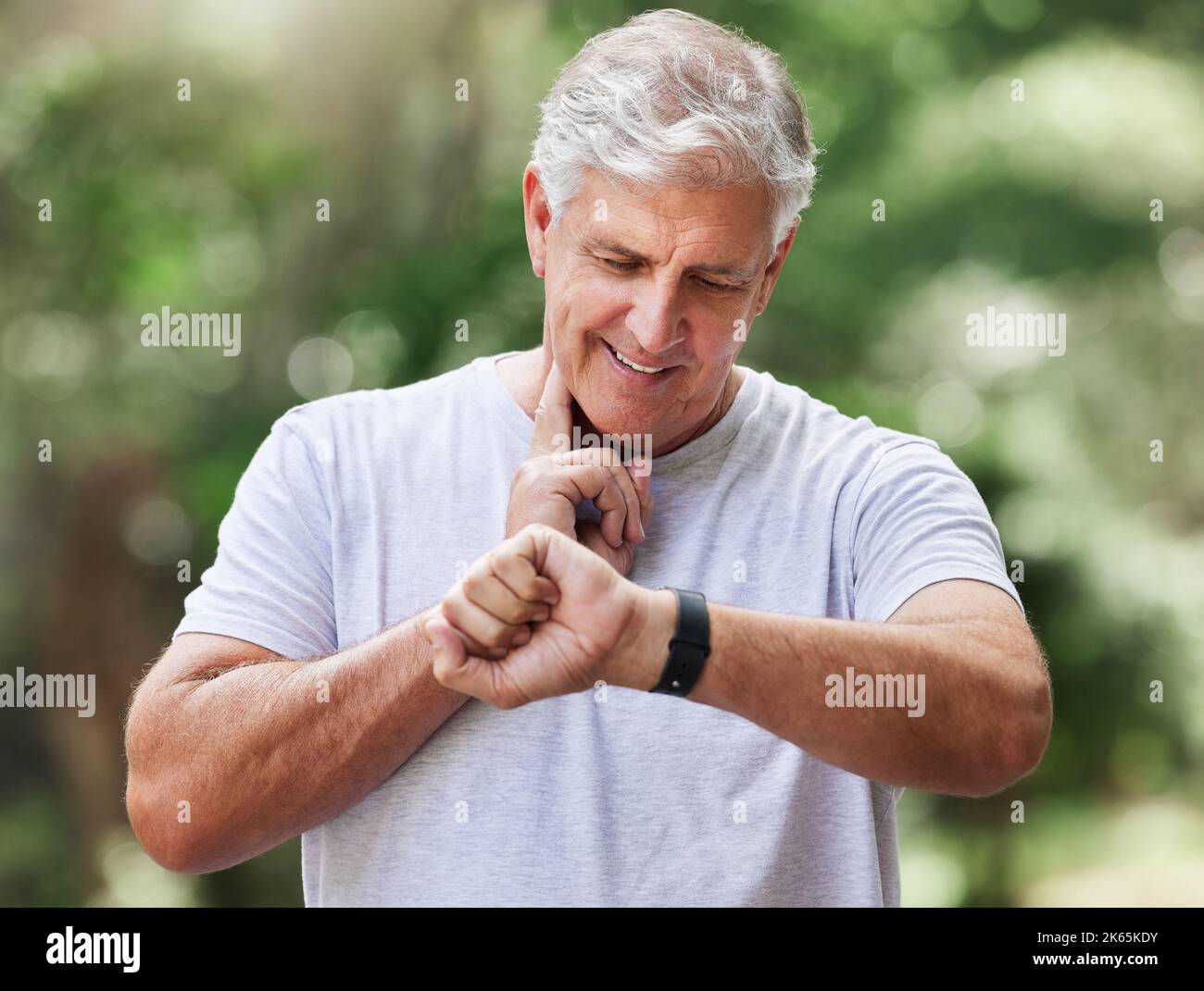 Zählen ist Pulsfrequenz von Hand. Ein reifer Mann mit einer Uhr und seinen Puls beim Training im Freien zu überprüfen. Stockfoto