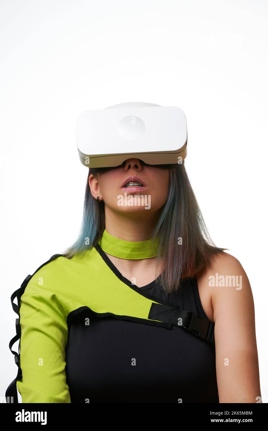 Frau verwendet ein Virtual-Reality-Headset. Konzept der virtuellen, erweiterten und erweiterten Realität, Metaverse, Unterhaltung und Kommunikation. Stockfoto