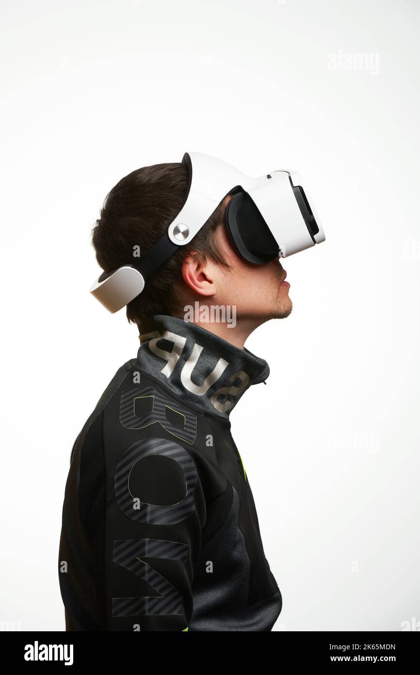 Der Mensch verwendet ein Virtual-Reality-Headset. Konzept der virtuellen, erweiterten und erweiterten Realität, Metaverse, Unterhaltung und Kommunikation. Stockfoto