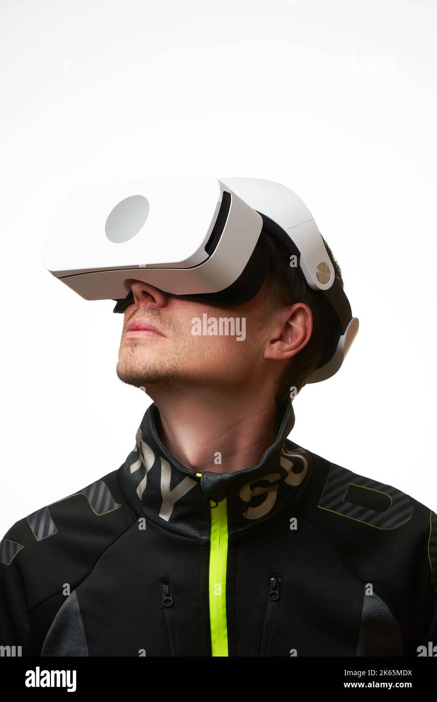 Der Mensch verwendet ein Virtual-Reality-Headset. Konzept der virtuellen, erweiterten und erweiterten Realität, Metaverse, Unterhaltung und Kommunikation. Stockfoto