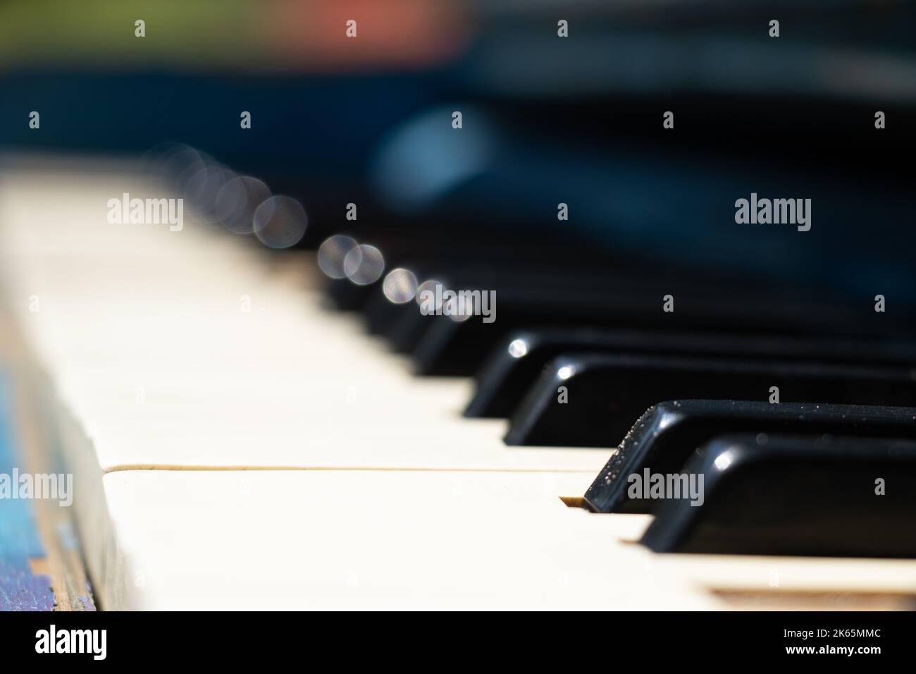 Altes Klavier mit schwarz-weißen Tasten auf der Straße als Hintergrund, Musikkonzept Stockfoto