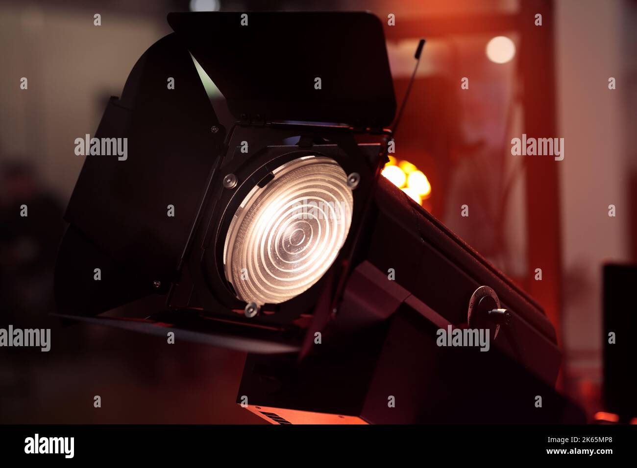Bühnenscheinwerfer oder Followspot mit Stalltüren. Selektiver Fokus. Stockfoto