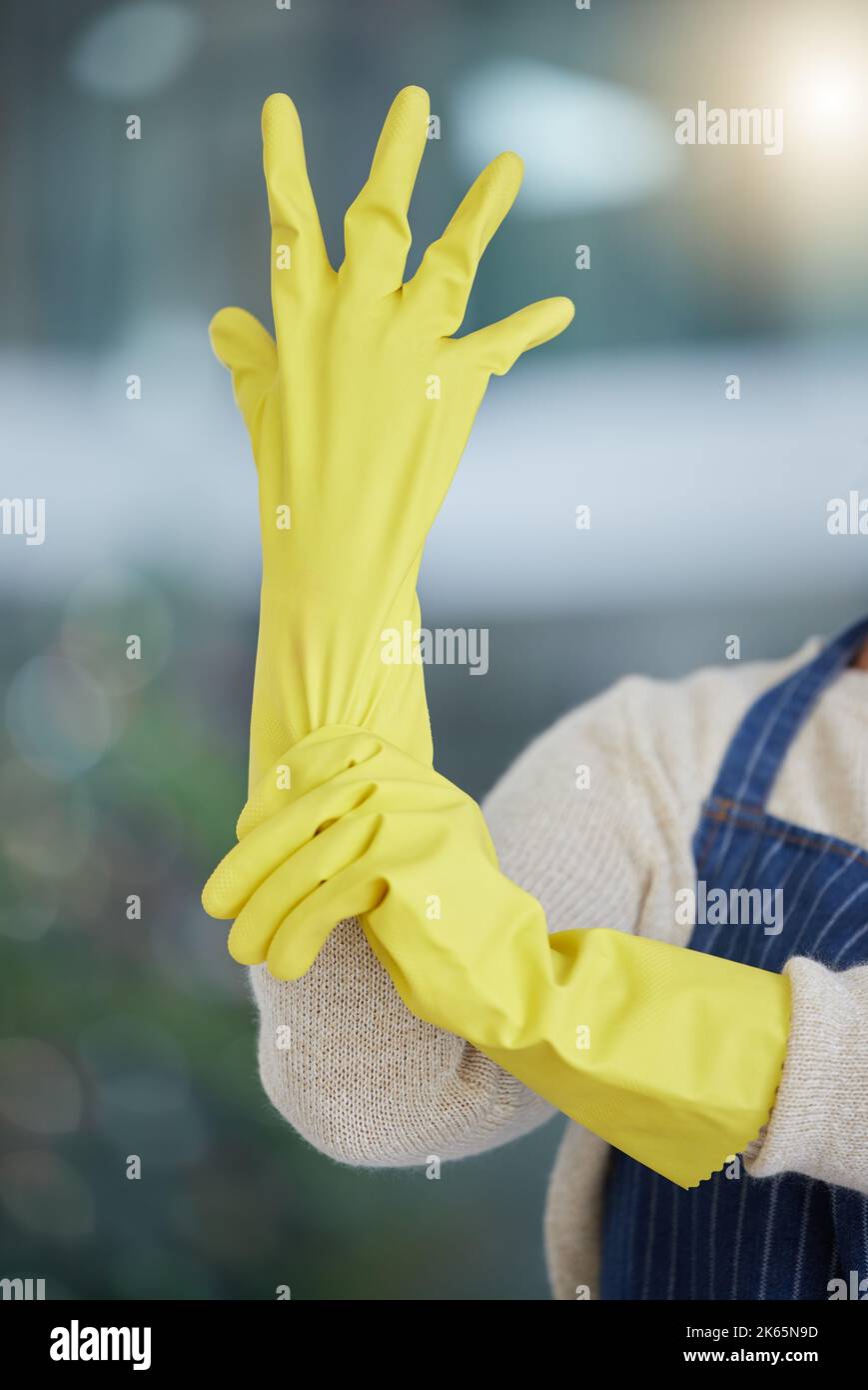 Frau, Hände oder Reinigungshandschuhe für Haushaltsreiniger, Zimmermädchen oder Arbeiter. Zoom auf Sicherheit im Gesundheitswesen, Sicherheit oder Gummischutz für Stockfoto