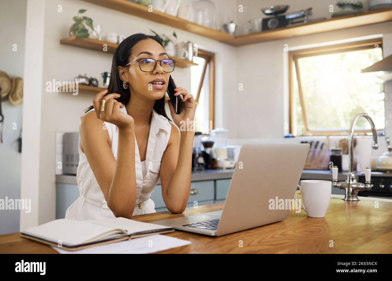Laptop, Heimarbeit und Geschäftsfrau bei einem Telefongespräch für Networking, Marketingstrategie und Online-Verhandlungen mit B2B Kunden. Jung Stockfoto