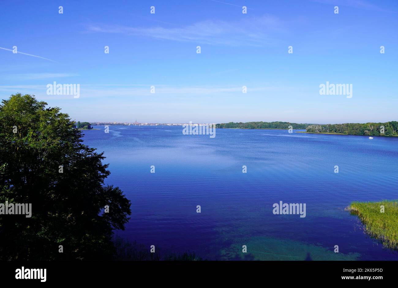 Blick vom Schloss Reppiner in Schwerin auf den Schweriner See und die umliegende Landschaft. Stockfoto