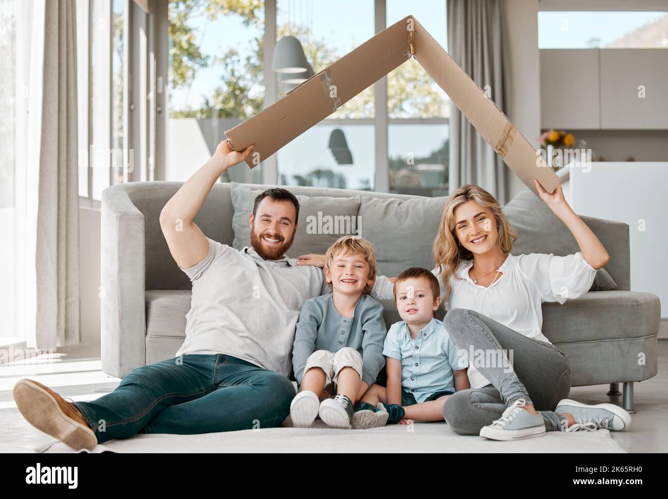 Versicherungen sind wichtig. Stellen Sie sicher, dass Ihre Familie abgedeckt ist. Schließen Sie noch heute eine Versicherung ab, um sich beruhigt zu sein. Die rechte Abdeckung hält ein Dach über Stockfoto