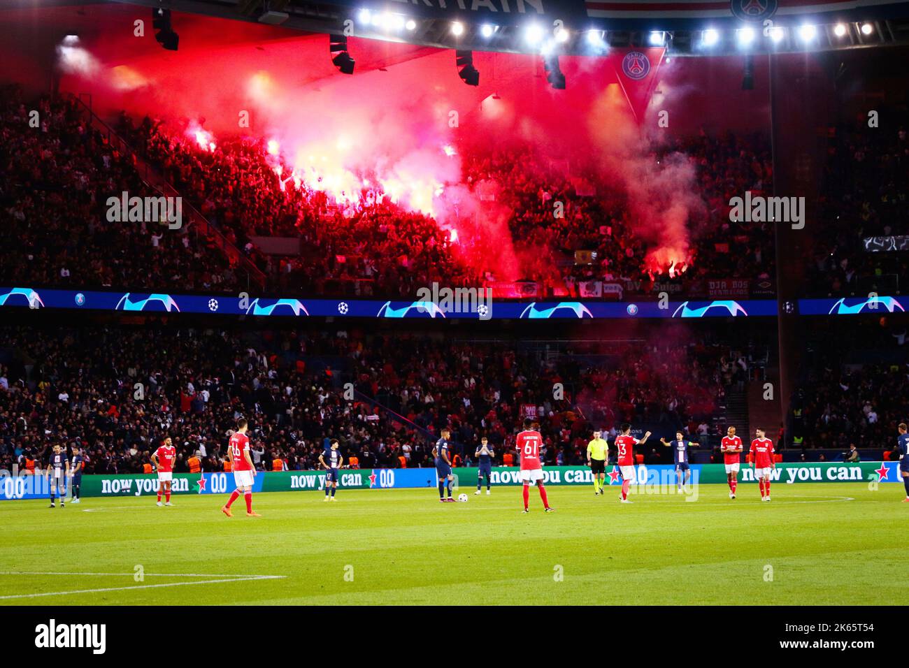 Feuerwerk während der UEFA Champions League, Fußballspiel der Gruppe H zwischen Paris Saint