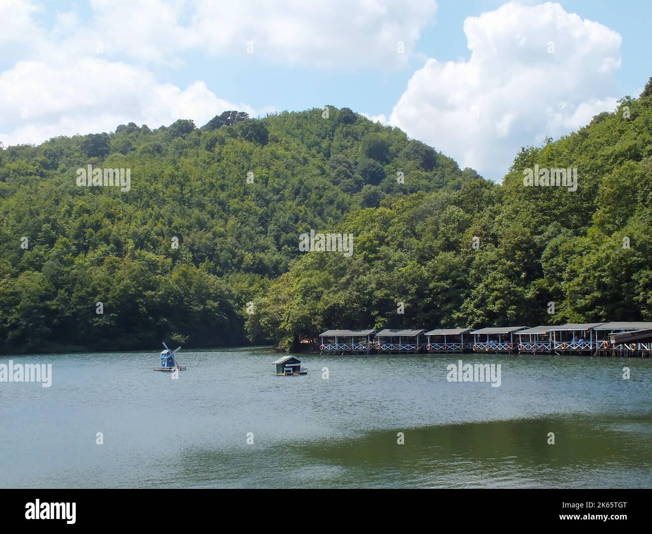 Sakligol, Hidden Lake im Stadtteil Sile der Provinz Istanbul, Türkei. Friedlicher natürlicher Blick auf den See. Beruhigende Naturlandschaft Foto. Stockfoto