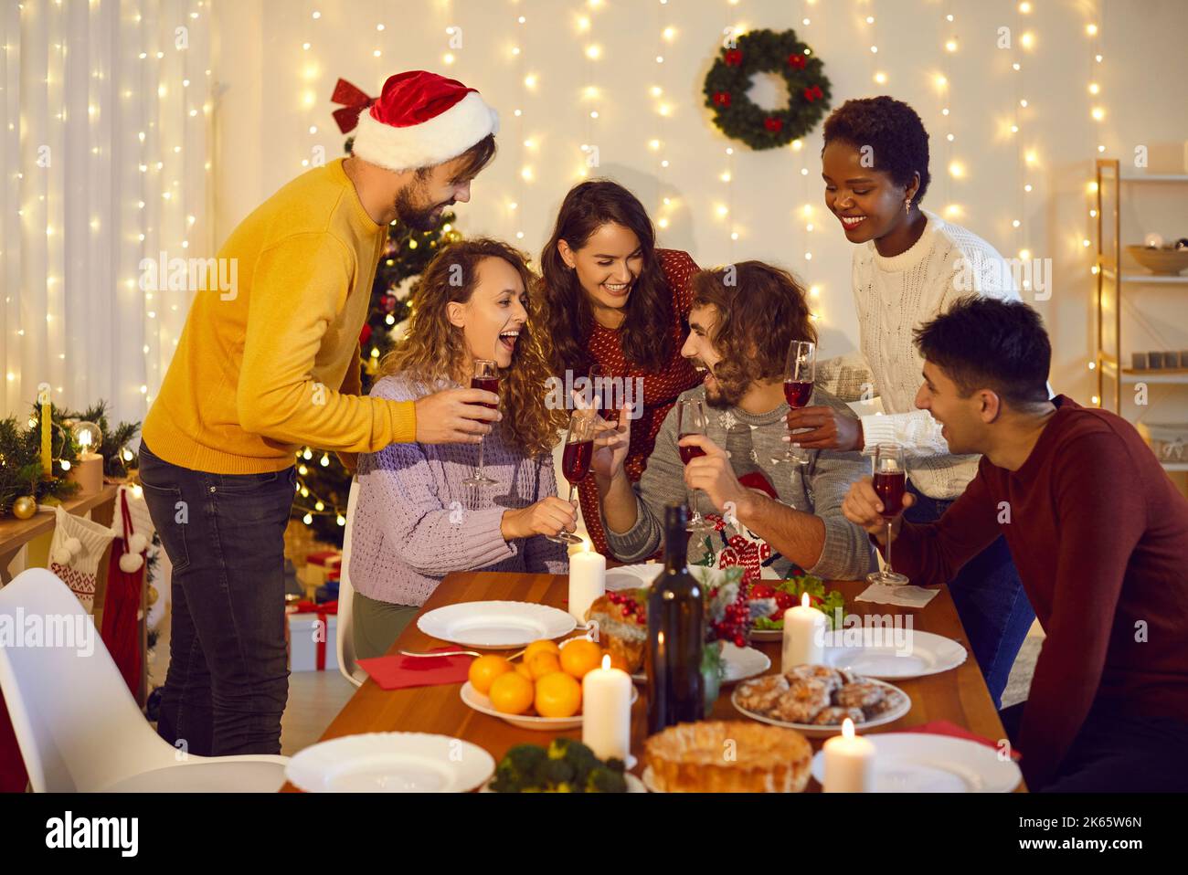 Fröhliche, vielfältige Freunde freuen sich über das neue Jahr Stockfoto