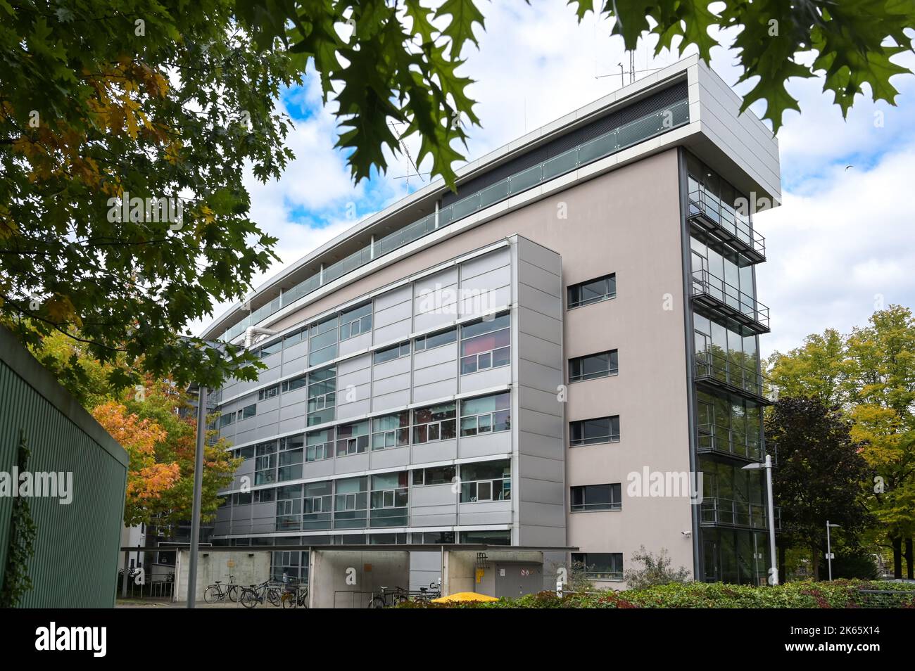 Leipzig, Deutschland. 11. Oktober 2022. Das Gebäude des Max-Planck-Instituts für evolutionäre Anthropologie in Leipzig. Quelle: Heiko Rebsch/dpa/Alamy Live News Stockfoto