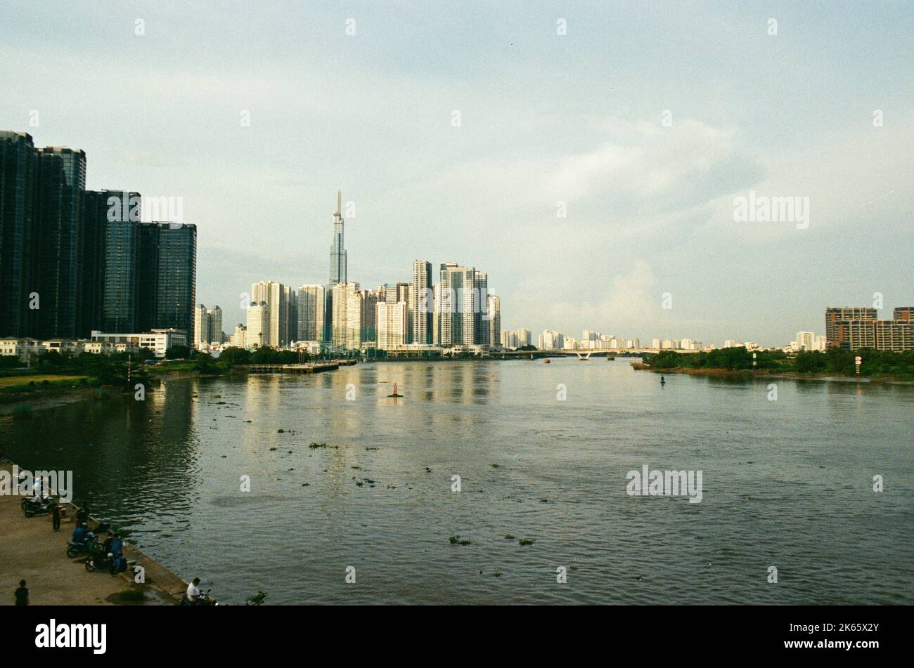 Moderne Gebäude in Vietnam in der Nähe der berühmten CAU Thiem 2 Brücke Stockfoto