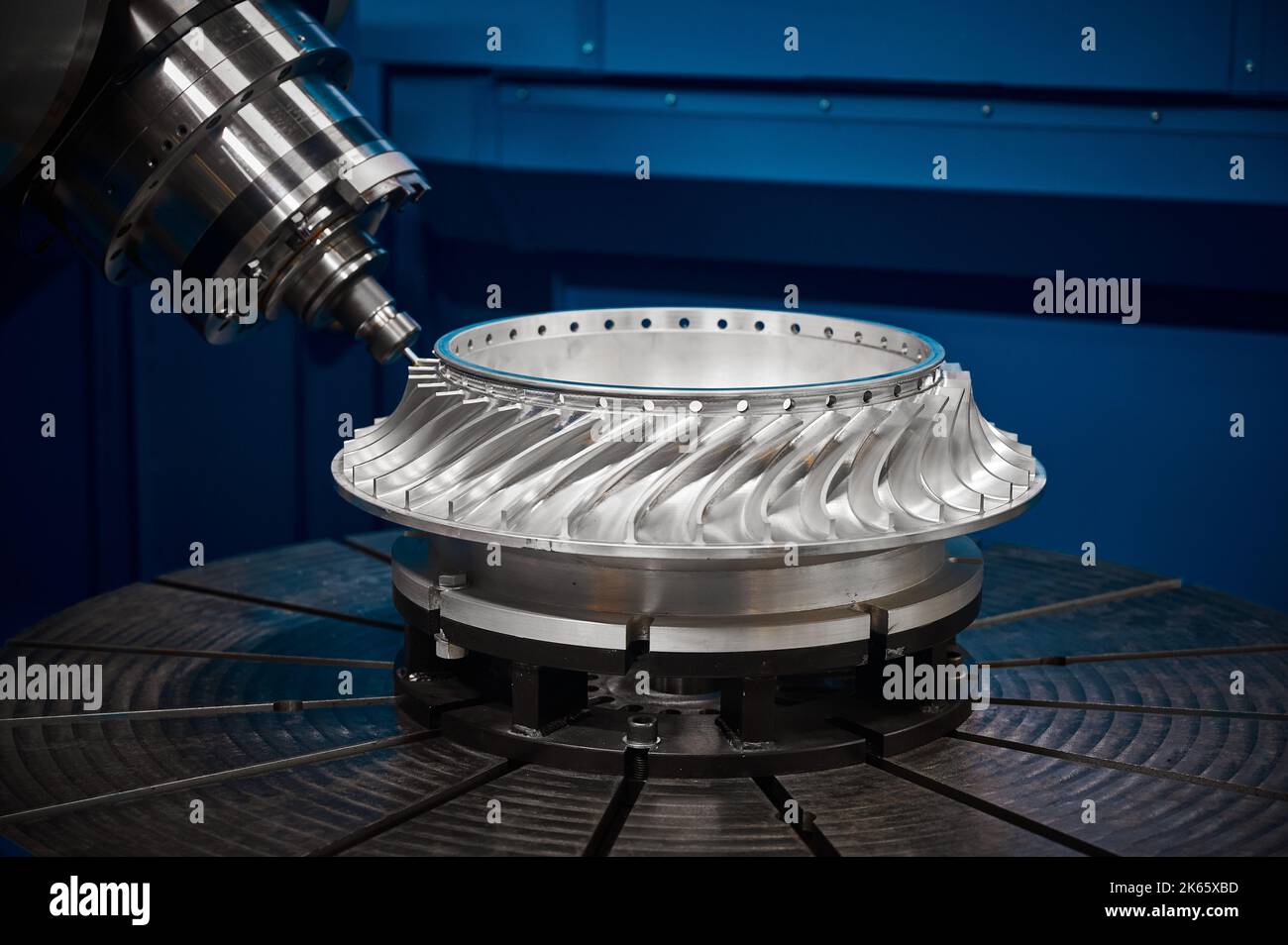 Herstellung von Turbinenrad mit robotisierten Drehmaschine im Werk Stockfoto