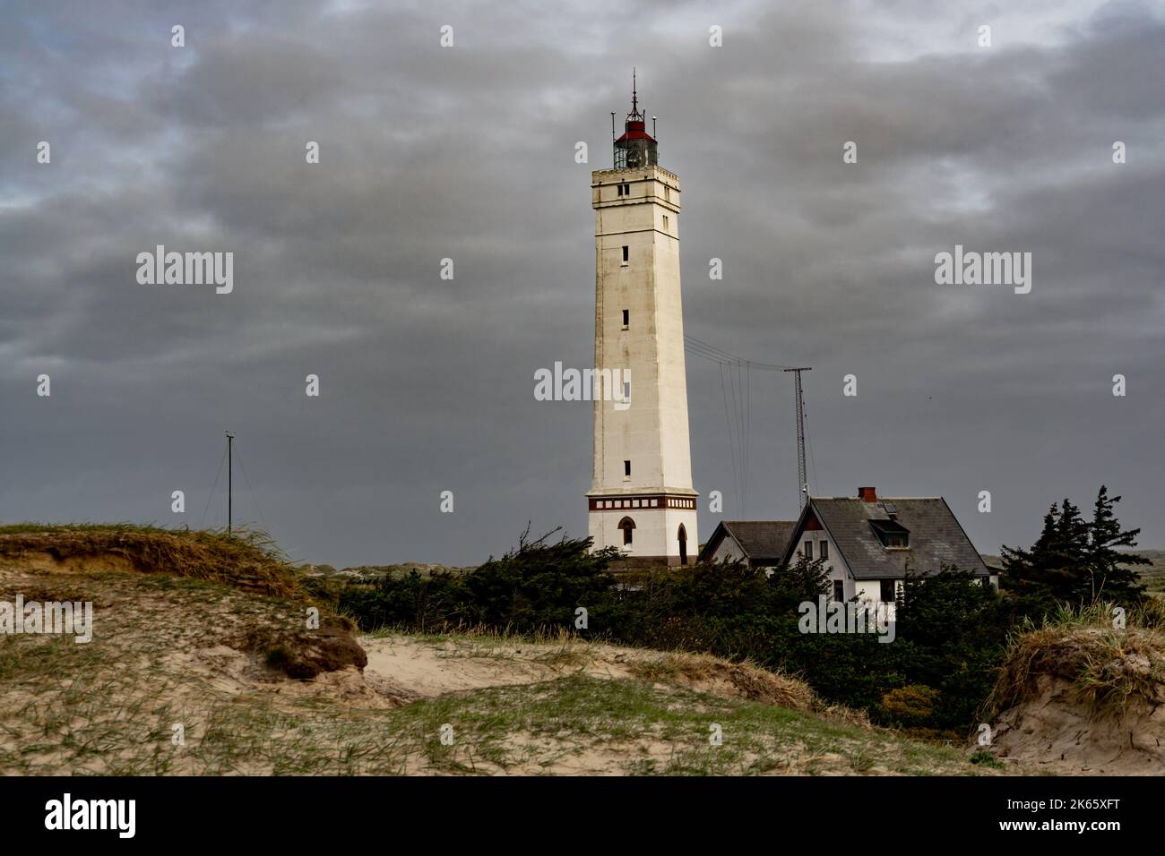 Blåvandshuk Leuchtturm am westlichsten Punkt Dänemarks unter einem dramatischen Herbsthimmel Stockfoto