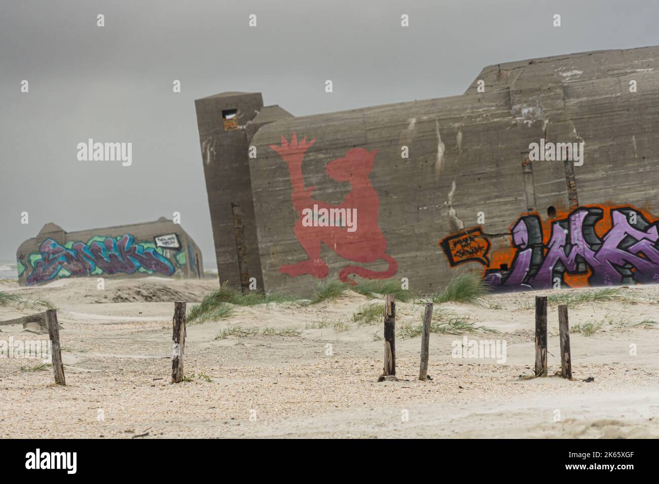 Graffiti-Kunst auf einem verfaulenden Bunker des Zweiten Weltkriegs Stockfoto
