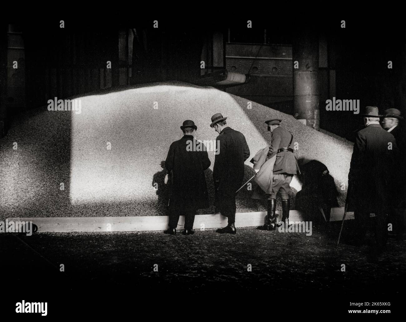 Getreide in einem Schuppen an den Docks in Liverpool. Während des Ersten Weltkriegs kamen täglich große Mengen Getreide an, trotz der Bemühungen der U-Boote, Torpedo-Konvois zu erreichen. Stockfoto