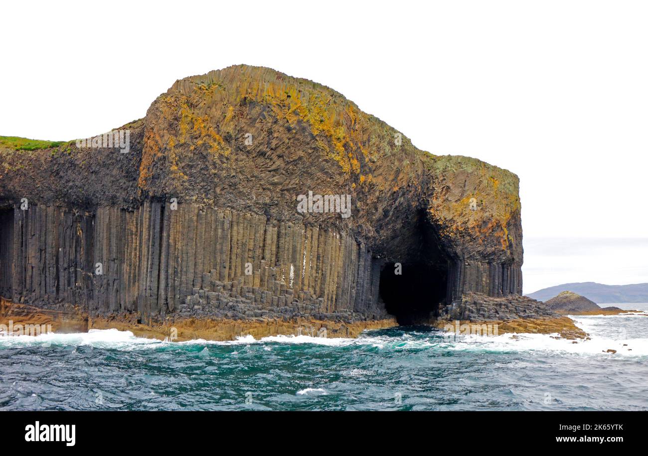 Ein Blick auf die Isle of Staffa mit Fingal's Cave und geologischen Merkmalen, darunter Basaltsäulen in den Inner Hebrides, Schottland. Stockfoto