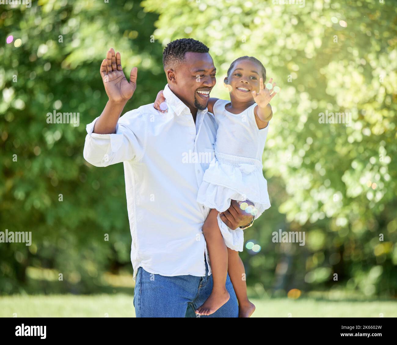 Ein Mann und seine Tochter verbringen den Tag im Freien. Stockfoto