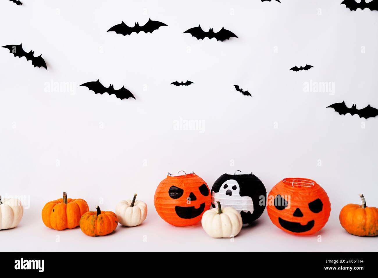 Halloween Dekorationen auf weißem Hintergrund. Halloween-Konzept Stockfoto