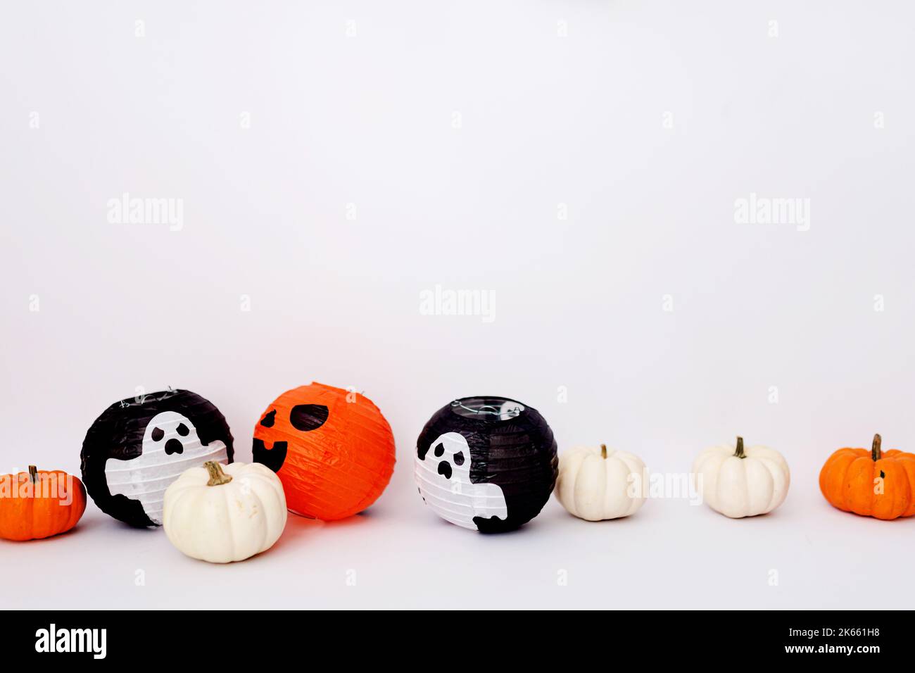 Halloween Dekorationen auf weißem Hintergrund. Halloween-Konzept Stockfoto