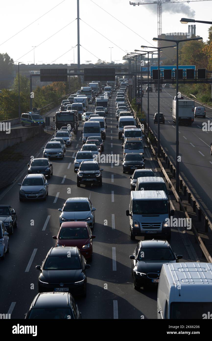 Berlin, Deutschland. 11. Oktober 2022. Aufgrund von Blockaden der Umweltschutzgruppe 'Last Generation' entlang der Stadtautobahn gab es kilometerlange Staus auf der Autobahn. Quelle: Paul Zinken/dpa/Alamy Live News Stockfoto