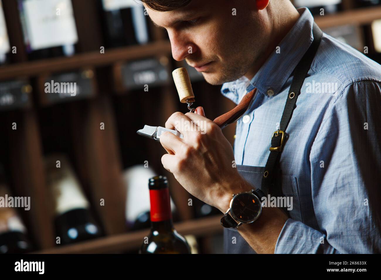 Sommelier riechendes Aroma von Kork aus Rotwein Stockfoto